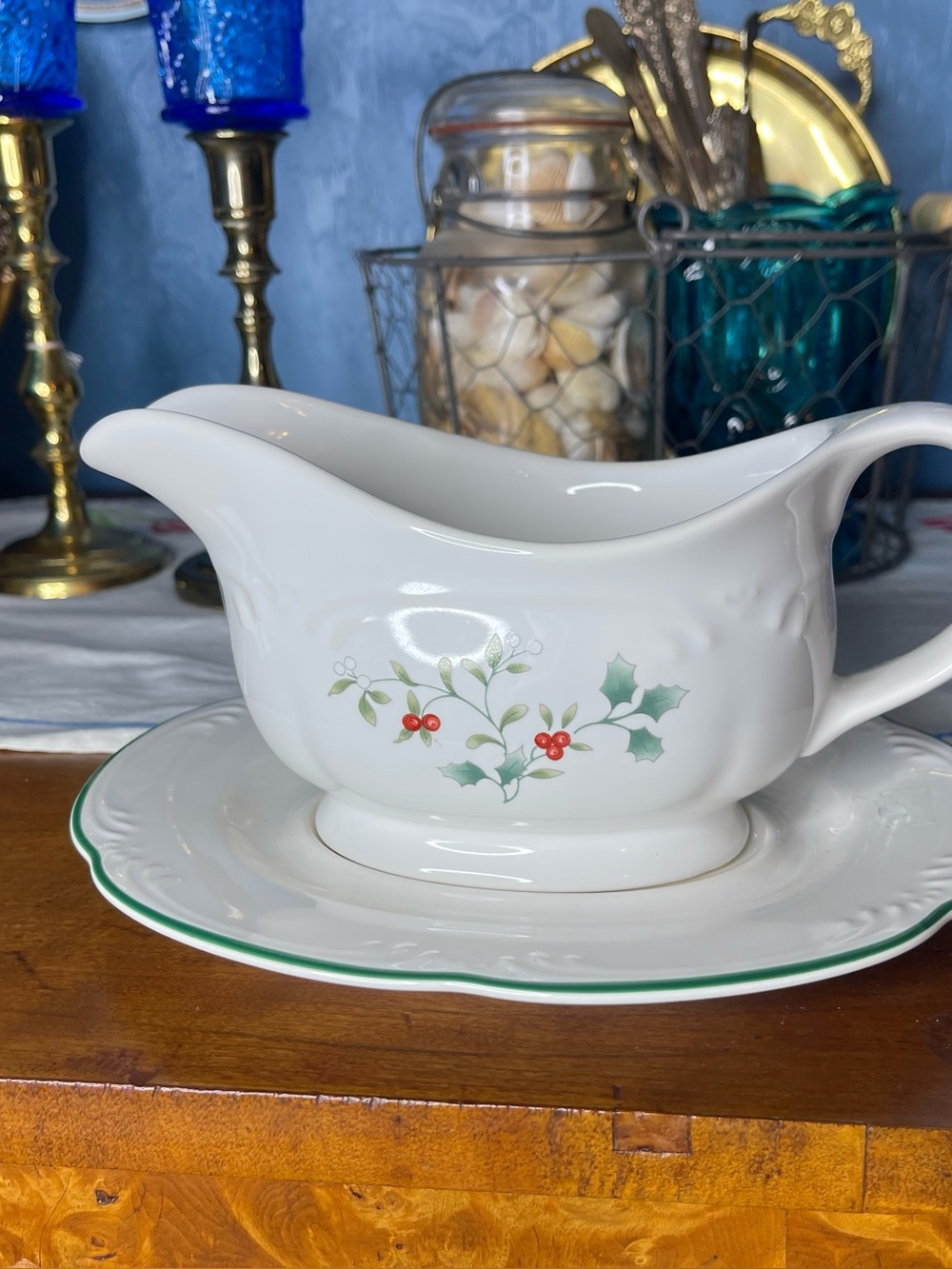 Pfaltzgraff Winterberry Gravy Boat 8"x4" EUC